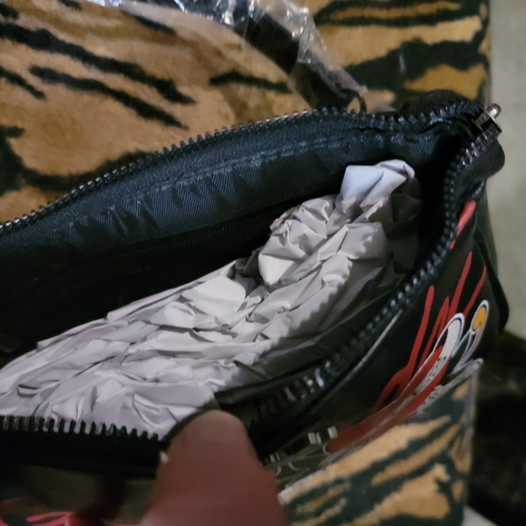 Ed Hardy Black and Red Skull Shoulder Bag New - Picture 2 of 2